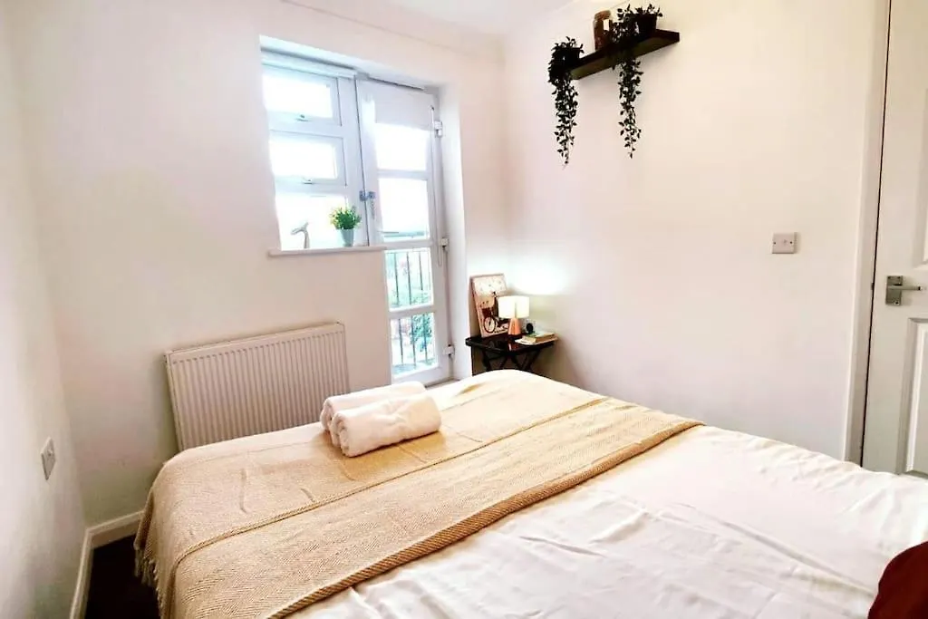 Aldgate Flats In E1. Apartment London