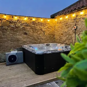 https://tranquil-2-bedroom-cottage-with-hot-tub.yorkshirehotels.net